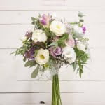 Ramo de novia silvestre con flores románticas
