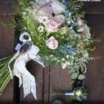 Ramo de novia de rosas y flores silvestres