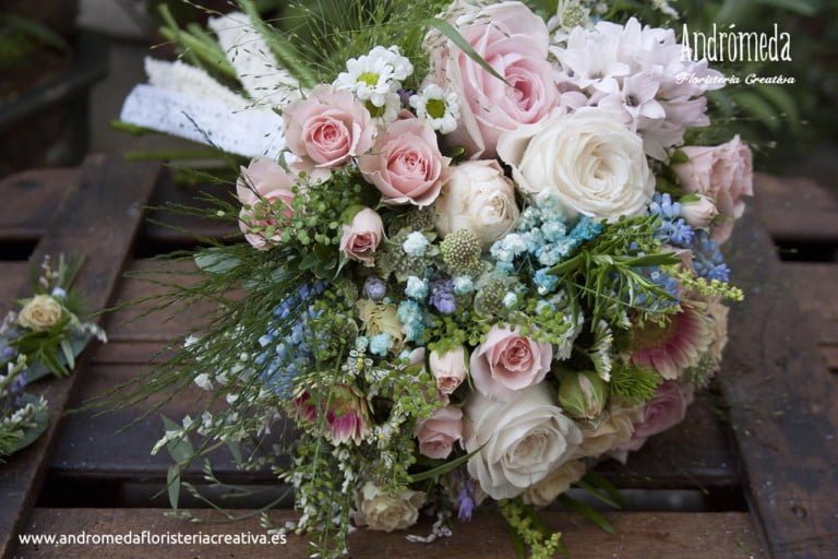 Ramo de novia de rosas y flores silvestres