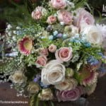 Ramo de novia de rosas y flores silvestres