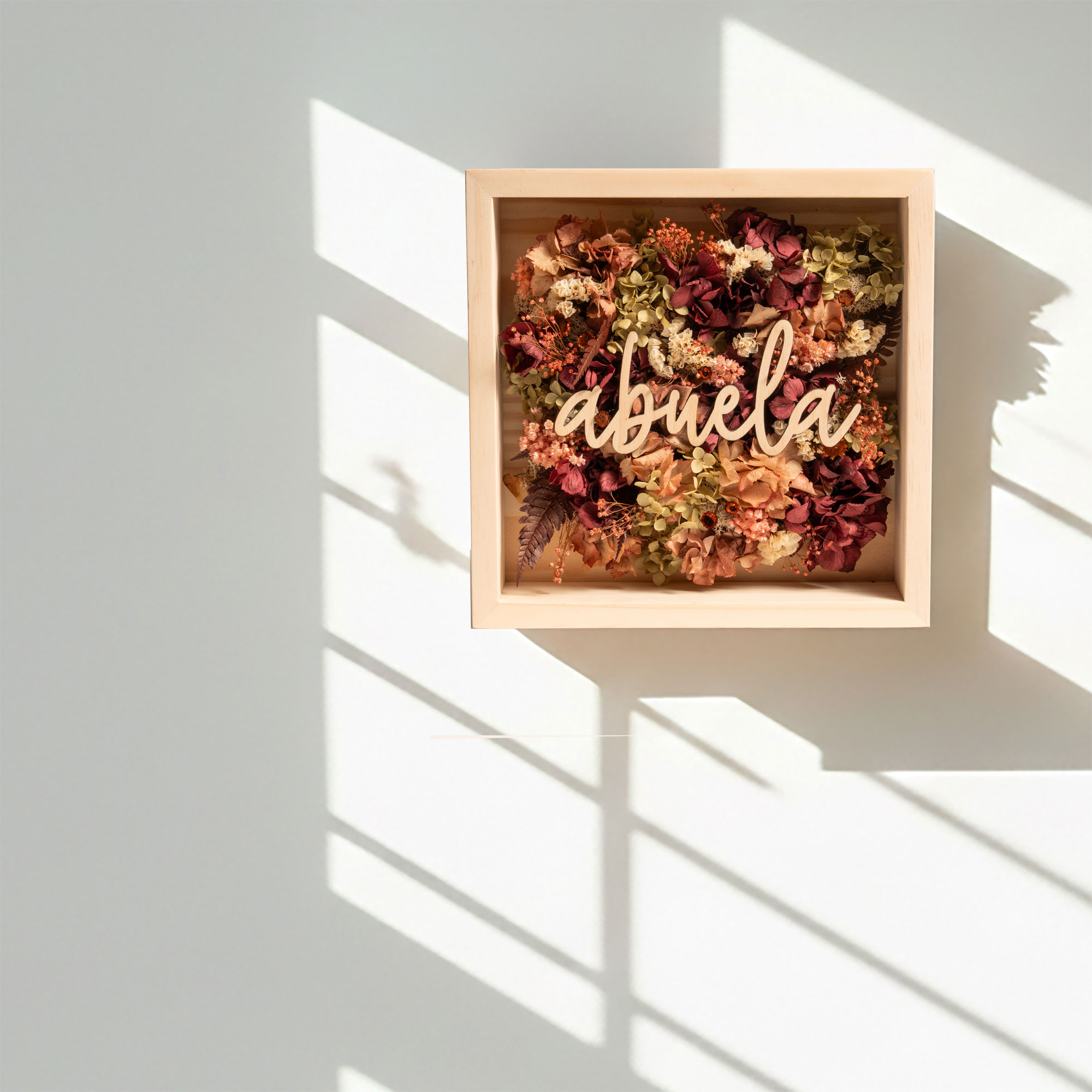Factae Classic – Cuadro personalizado con flores secas y nombre en madera - Imagen 12