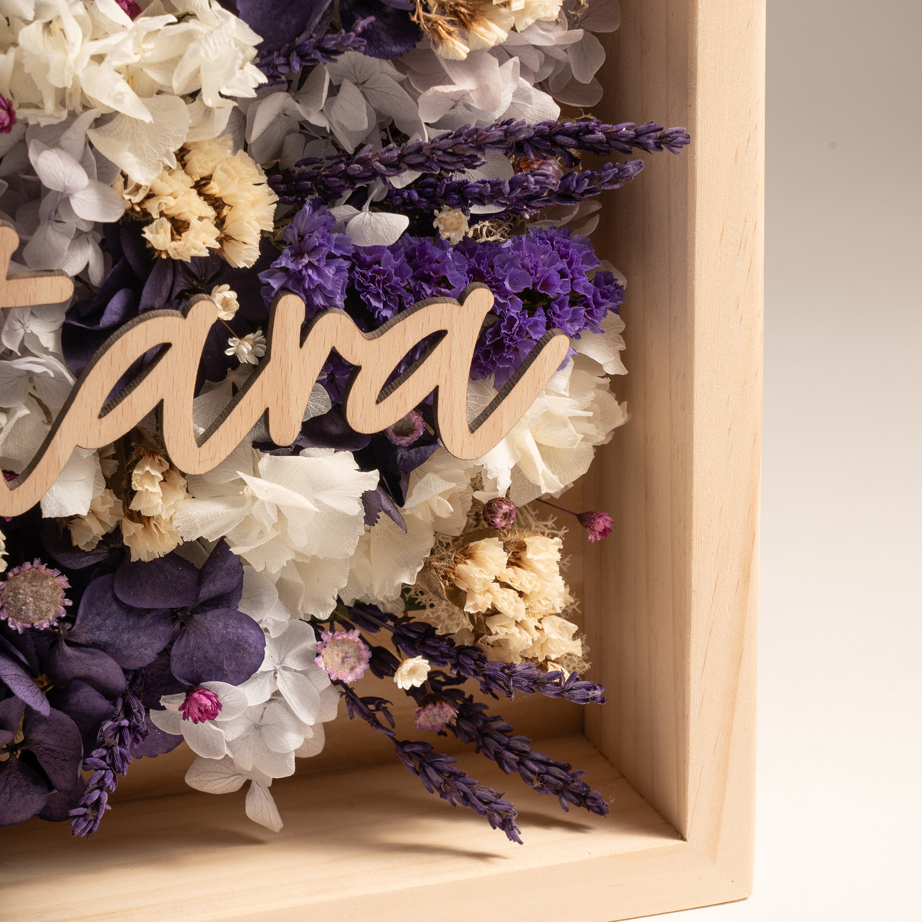 Factae Classic – Cuadro personalizado con flores secas y nombre en madera - Imagen 4