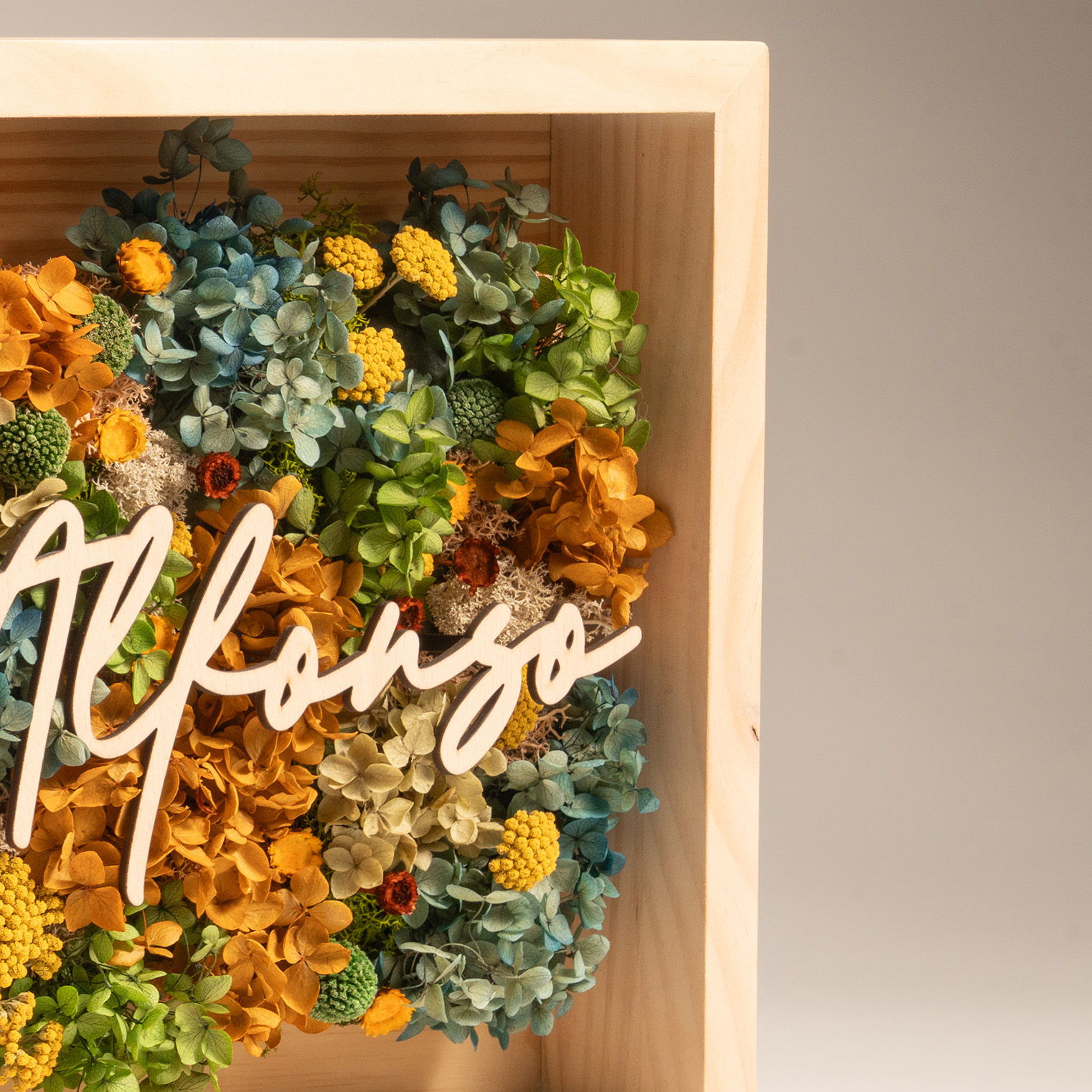 Factae Classic – Cuadro personalizado con flores secas y nombre en madera - Imagen 5